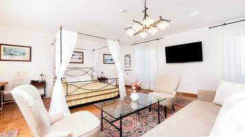 Deluxe Room, Sea View | Minibar, in-room safe, individually decorated, individually furnished
