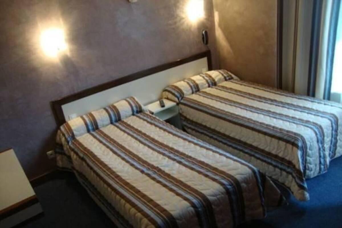 Schreibtisch, schallisolierte Zimmer, BĂŒgeleisen/BĂŒgelbrett