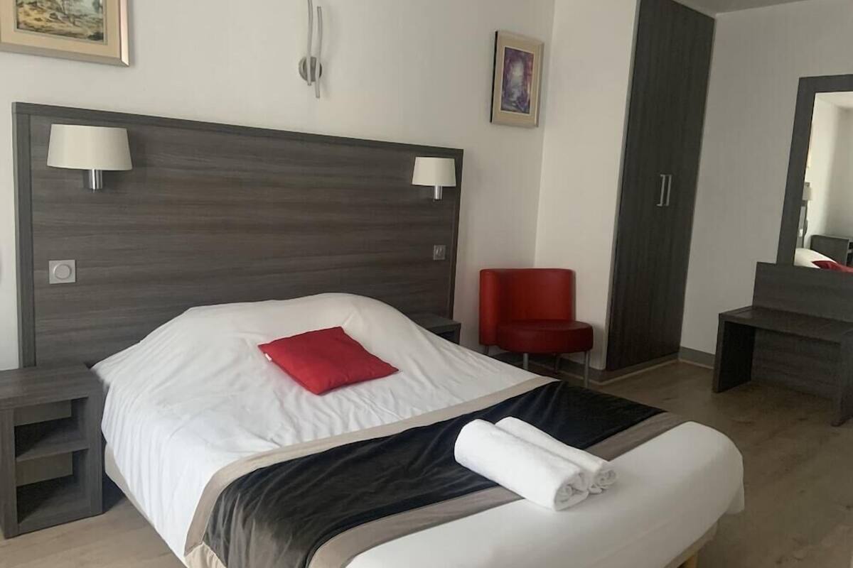 Schreibtisch, schallisolierte Zimmer, Bügeleisen/Bügelbrett