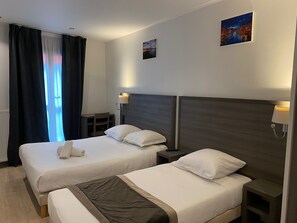 Triple Room | Desk, soundproofing, iron/ironing board, free cribs/infant beds - Hôtel Résidence Châtillon (Paris)