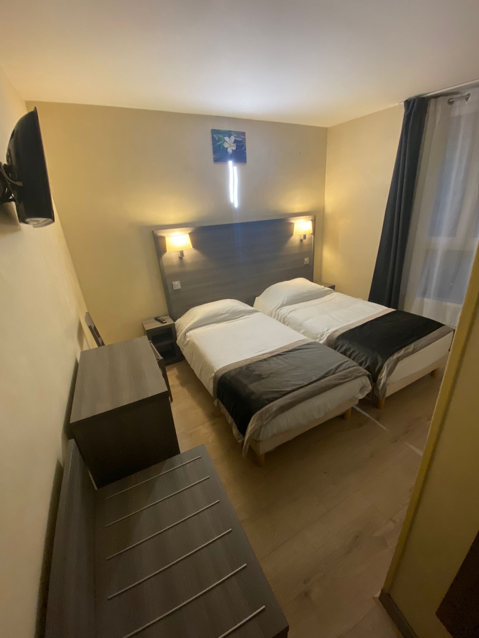 Desk, soundproofing, iron/ironing board, free cribs/infant beds