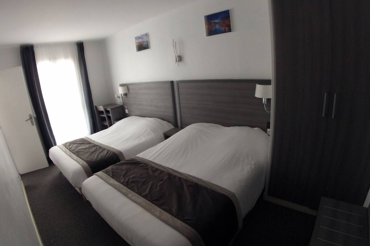 Schreibtisch, schallisolierte Zimmer, BĂŒgeleisen/BĂŒgelbrett