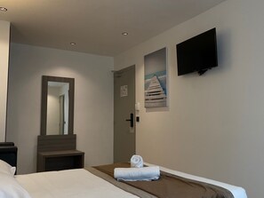 Phòng đơn | Bàn, phòng cách âm, bàn ủi/dụng cụ ủi quần áo 