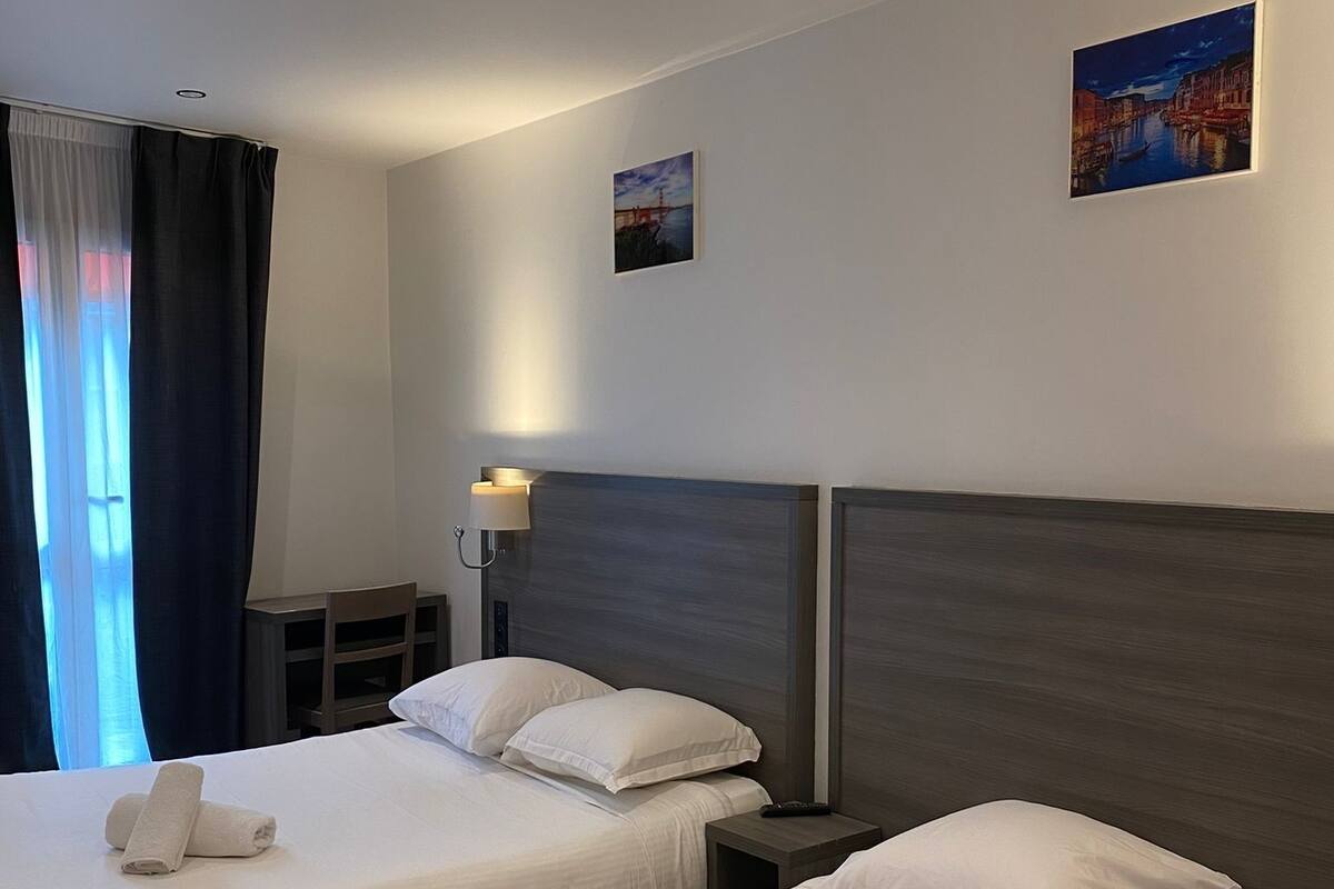 Schreibtisch, schallisolierte Zimmer, Bügeleisen/Bügelbrett