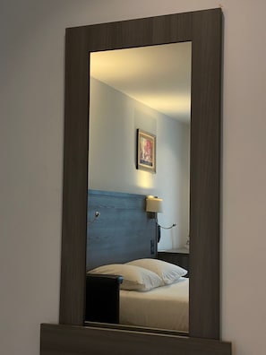 Einzelzimmer | Schreibtisch, schallisolierte Zimmer, Bügeleisen/Bügelbrett