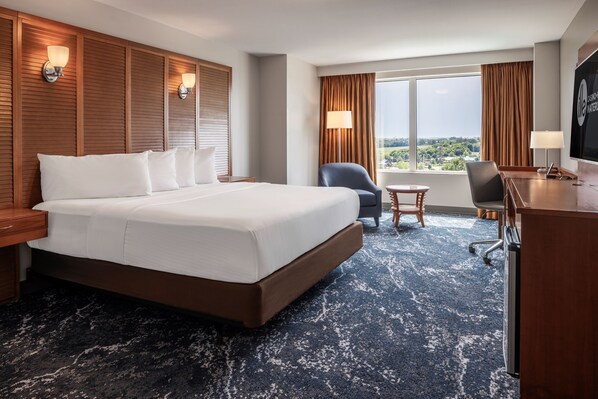 أغطية فراش متميزة وخزنة داخل الغرفة ومكتب ومكواة/لوح كي