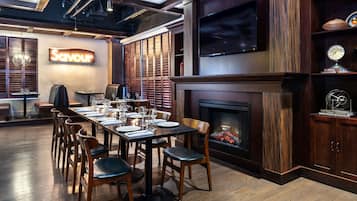 2 bars/lounges