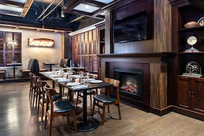 2 bars/lounges