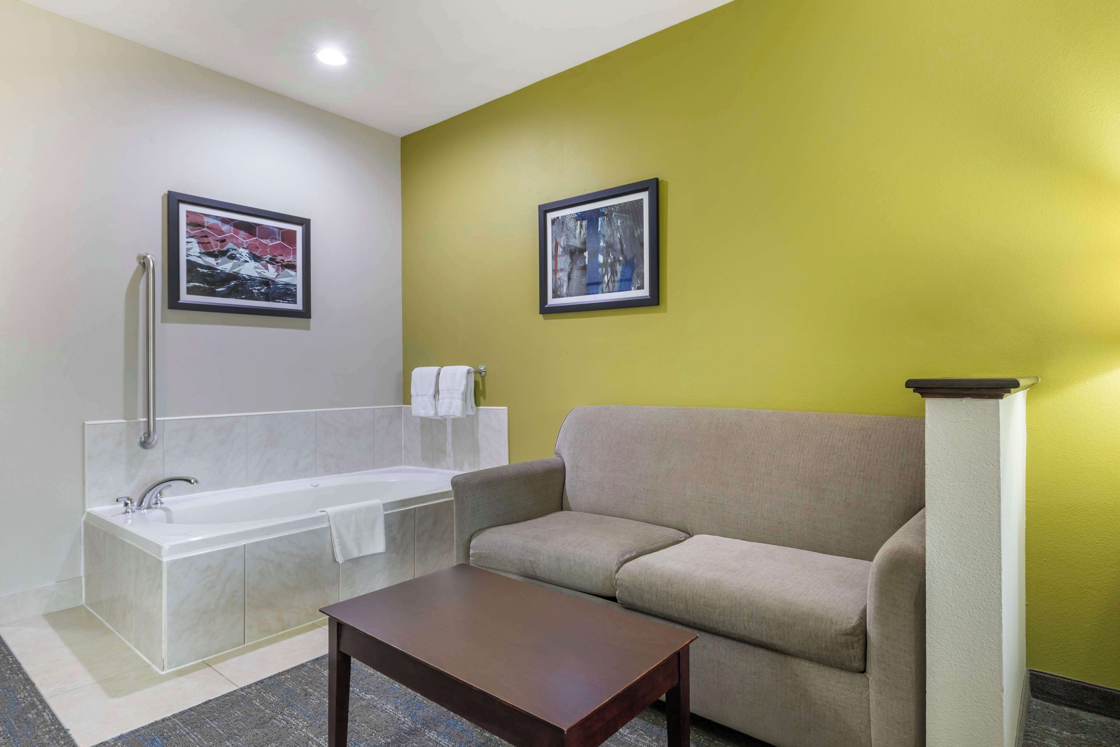 standard room, 1 king bed, non smoking, jetted tub | pillow-top beds, desk, laptop workspace, iron/ironing board