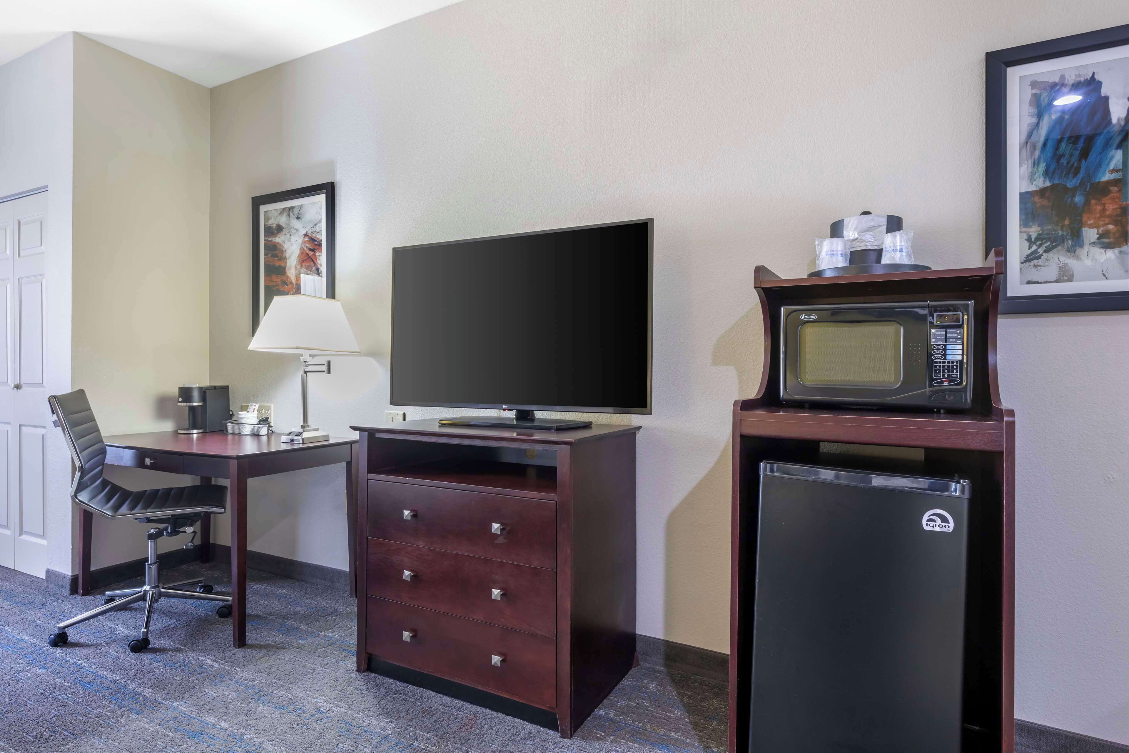 standard room, 1 king bed, accessible, jetted tub | pillow-top beds, desk, laptop workspace, iron/ironing board