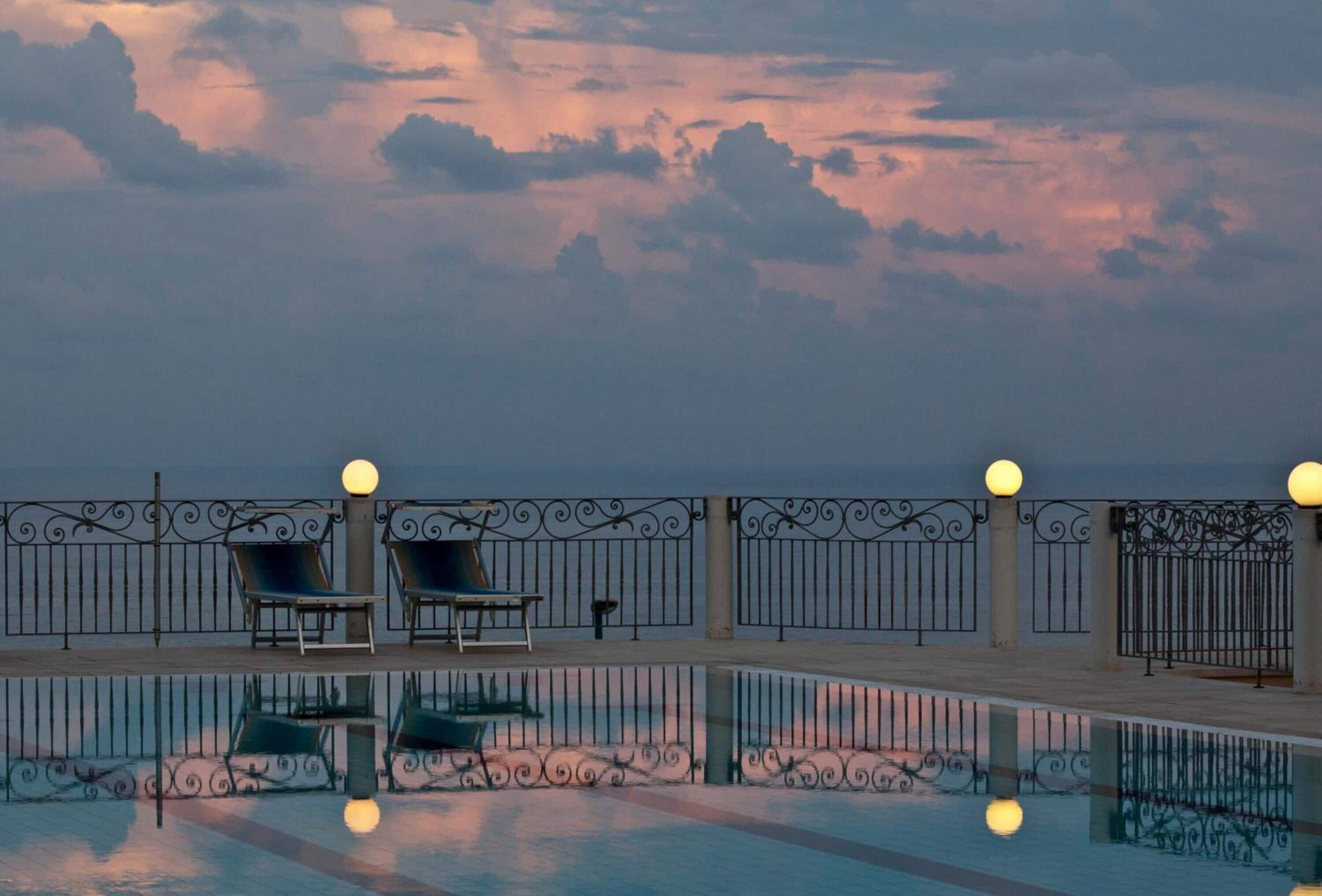 Una piscina al aire libre de temporada (de 07:00 a 19:00), sombrillas