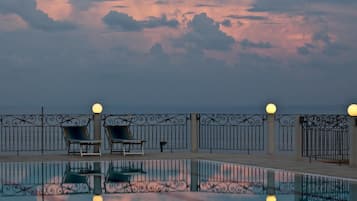 Una piscina al aire libre de temporada (de 07:00 a 19:00), sombrillas