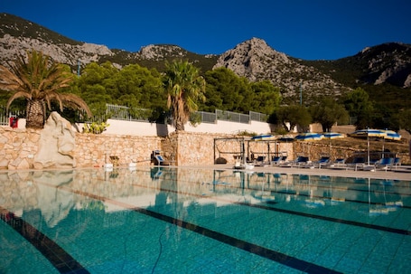 Seasonal outdoor pool, open 7 AM to 7 PM, pool umbrellas, sun loungers. Hotel Brancamaria