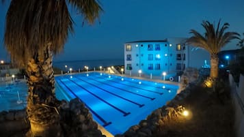 Sæsonbestemt udendørs pool, åben fra kl. 07.00 til kl. 19.00, parasoller
