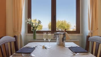 Breakfast and dinner served, ocean views