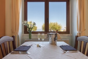 Se sirven desayunos y cenas, con vista al mar 