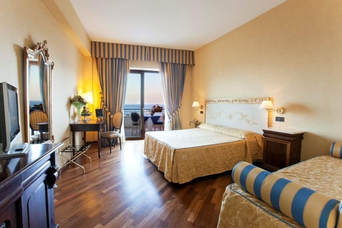 Chambre triple supérieure, balcon, vue sur la mer | Minibar, coffre-fort, bureau, accÚs au Wi-Fi (inclus)