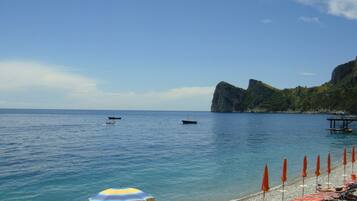 Privatstrand in der Nähe, schwarzer Sandstrand, Liegestühle