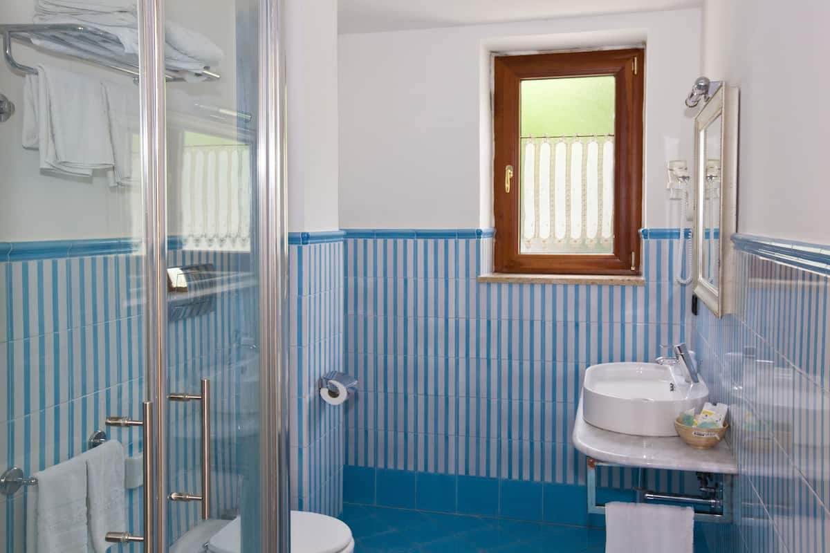 Articles de toilette (gratuits), séchoir à cheveux, bidet