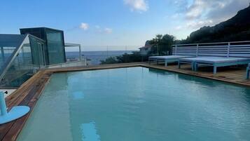 Alberca techada y alberca al aire libre por temporada