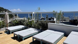 Innendørsbasseng, sesongbasert utendørsbasseng og solsenger