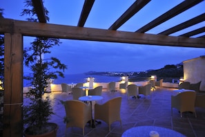 2 bars/lounges, poolside bar