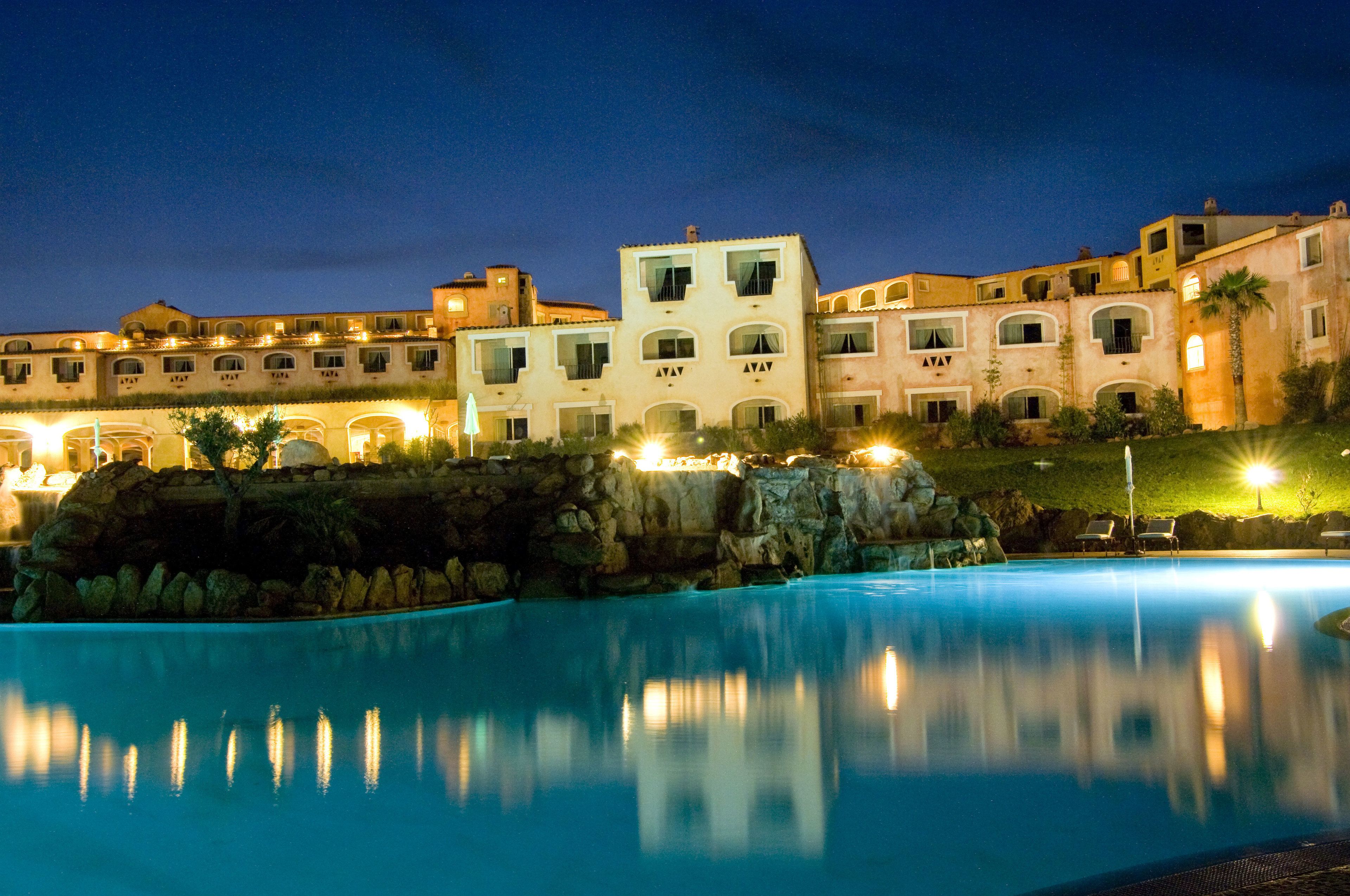 7 ulkouima-allasta, aurinkovarjoja, aurinkotuoleja