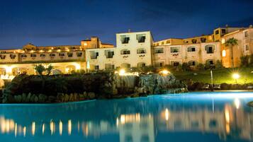 7 piscines extérieures, parasols de plage, chaises longues