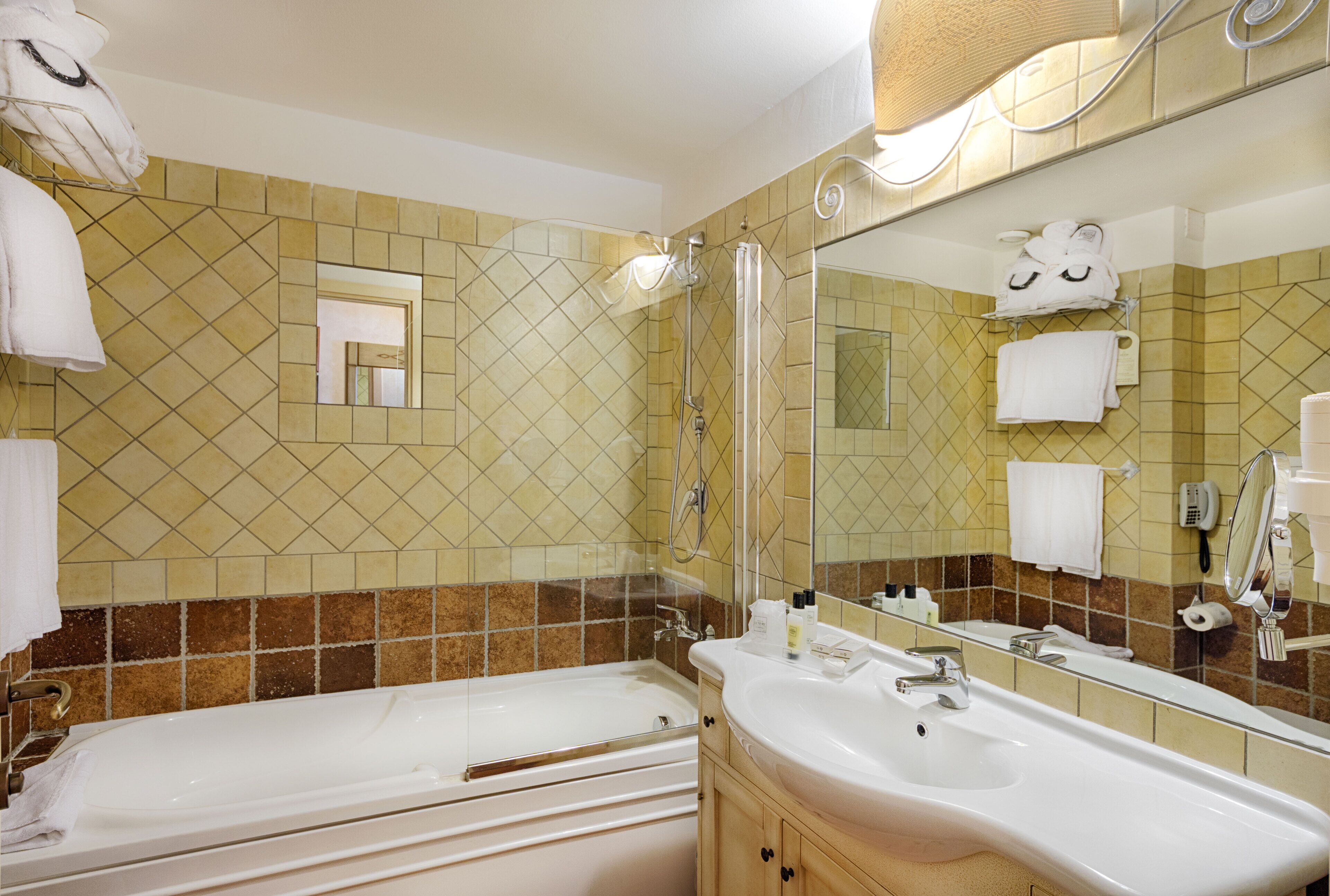 combined shower/bathtub, deep-soaking bathtub, free toiletries