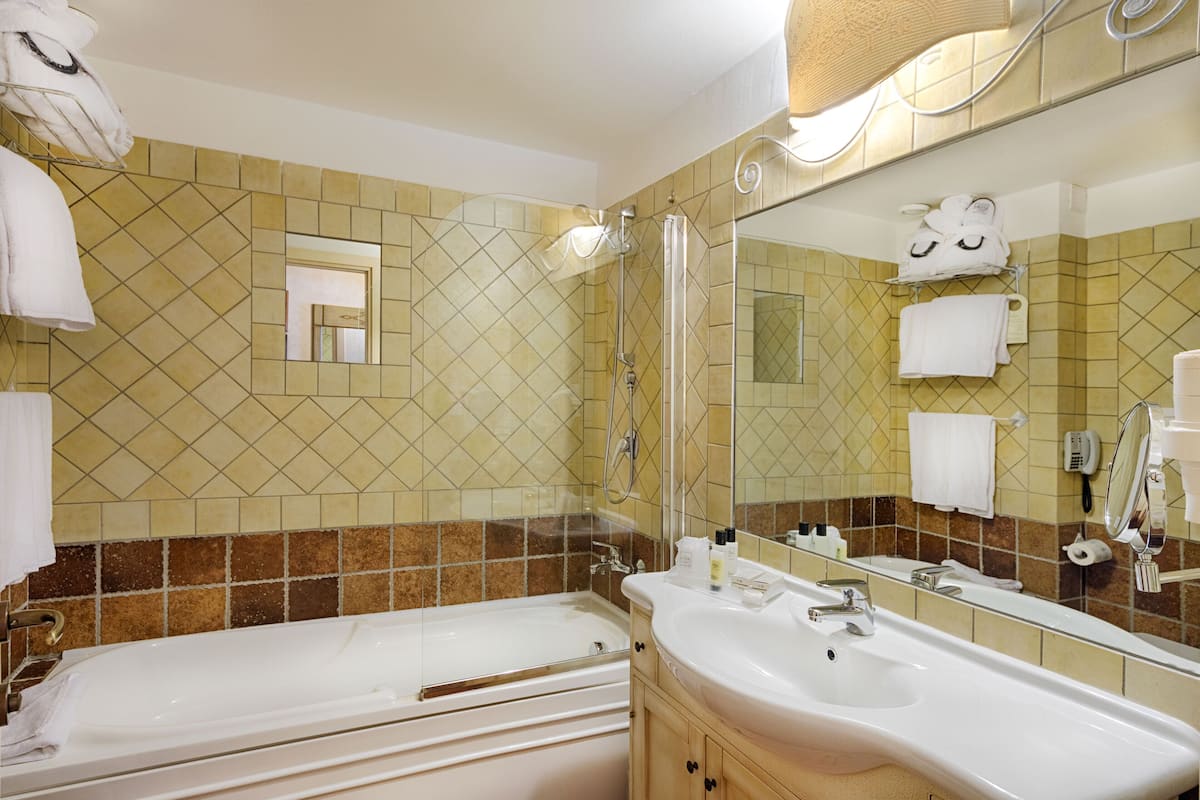 combined shower/bathtub, deep-soaking bathtub, free toiletries