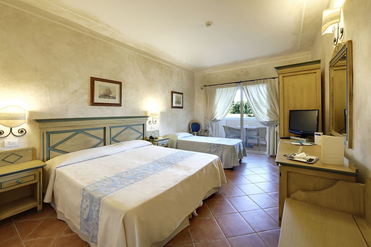 1 bedroom, hypo-allergenic bedding, minibar, in-room safe