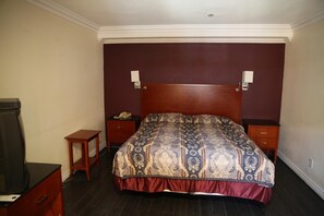 Blackout drapes, free WiFi, bed sheets - Chateau Inn and Suites (Downey)
