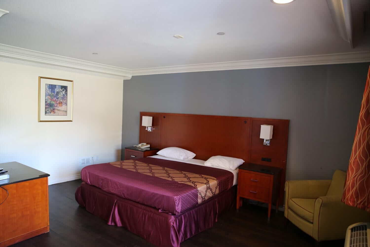 Blackout drapes, free WiFi, bed sheets