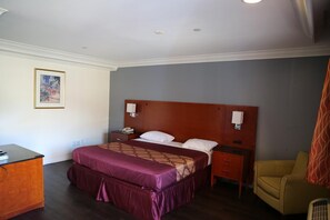 Tirai kedap cahaya, Wi-Fi gratis, dan seprai linen