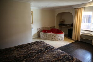 遮光窗帘、免费 WiFi、床单