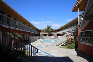 Outdoor pool - Chateau Inn and Suites (Downey)