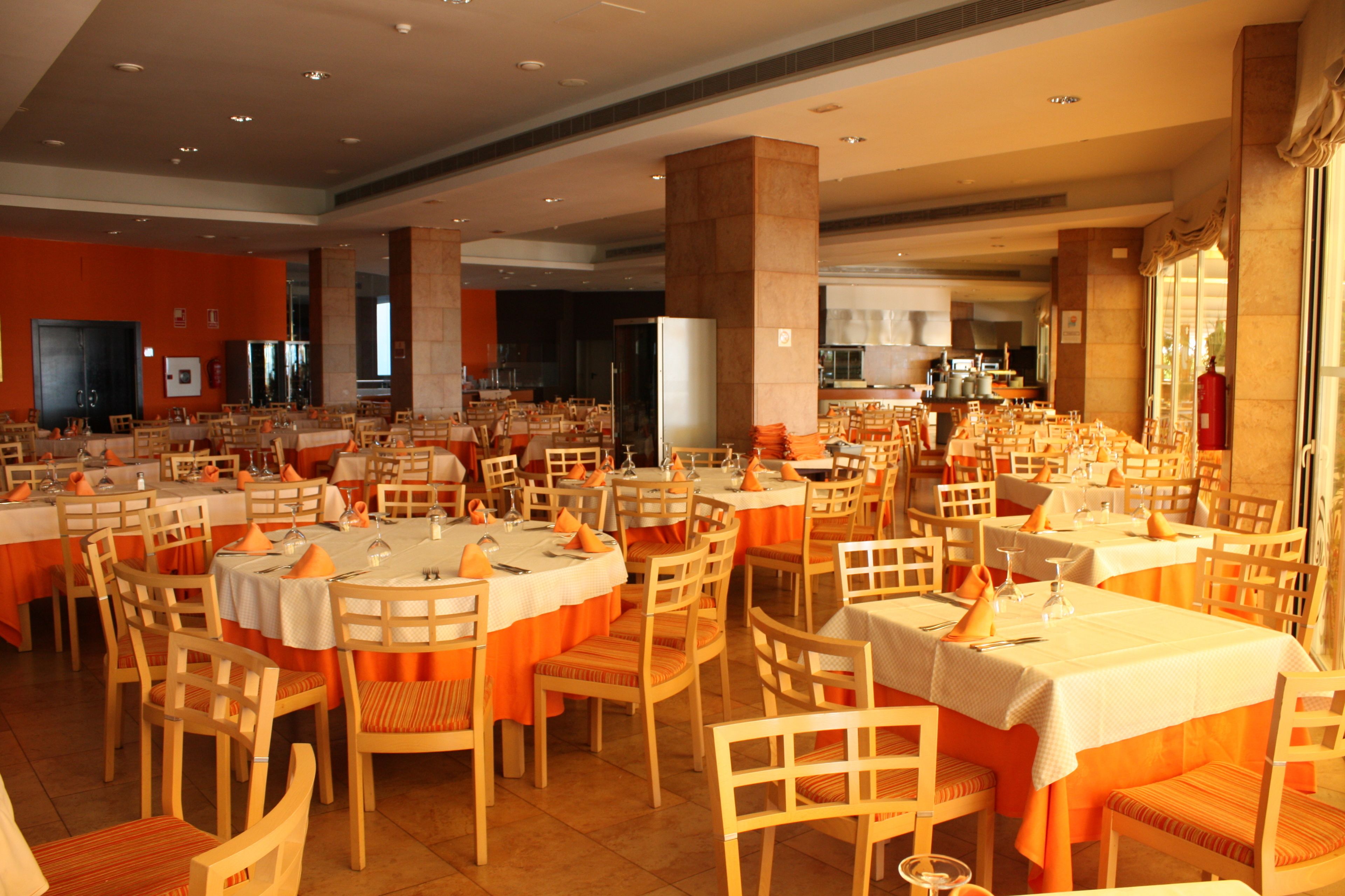 breakfast, lunch, dinner served; international cuisine