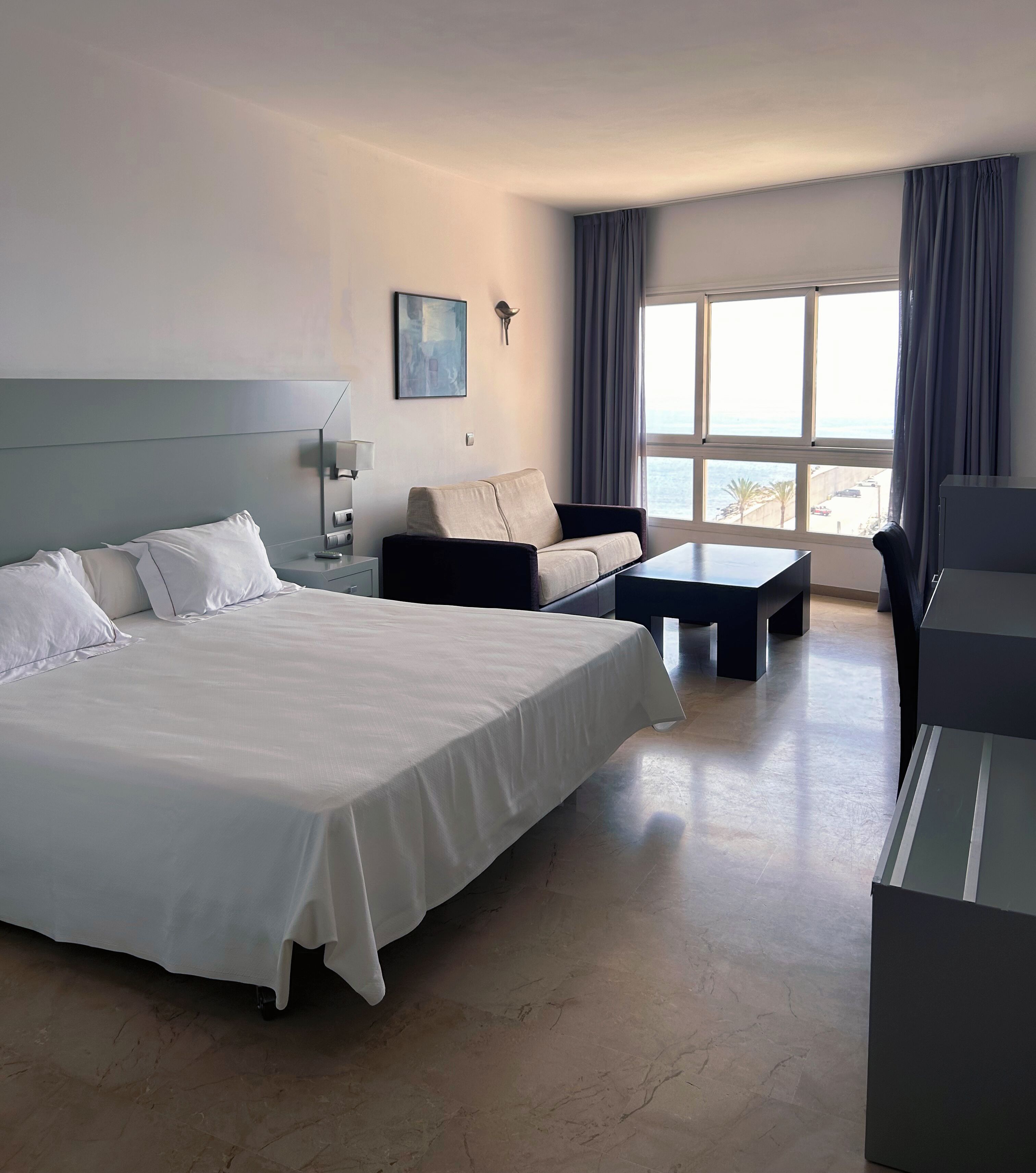 Camera doppia, vista mare | Una cassaforte in camera, una scrivania, tende oscuranti, Wi-Fi gratuito