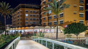 A multi-story hotel with a ground-level restaurant and outdoor seating. - Senator Águilas Hotel (Aguilas)