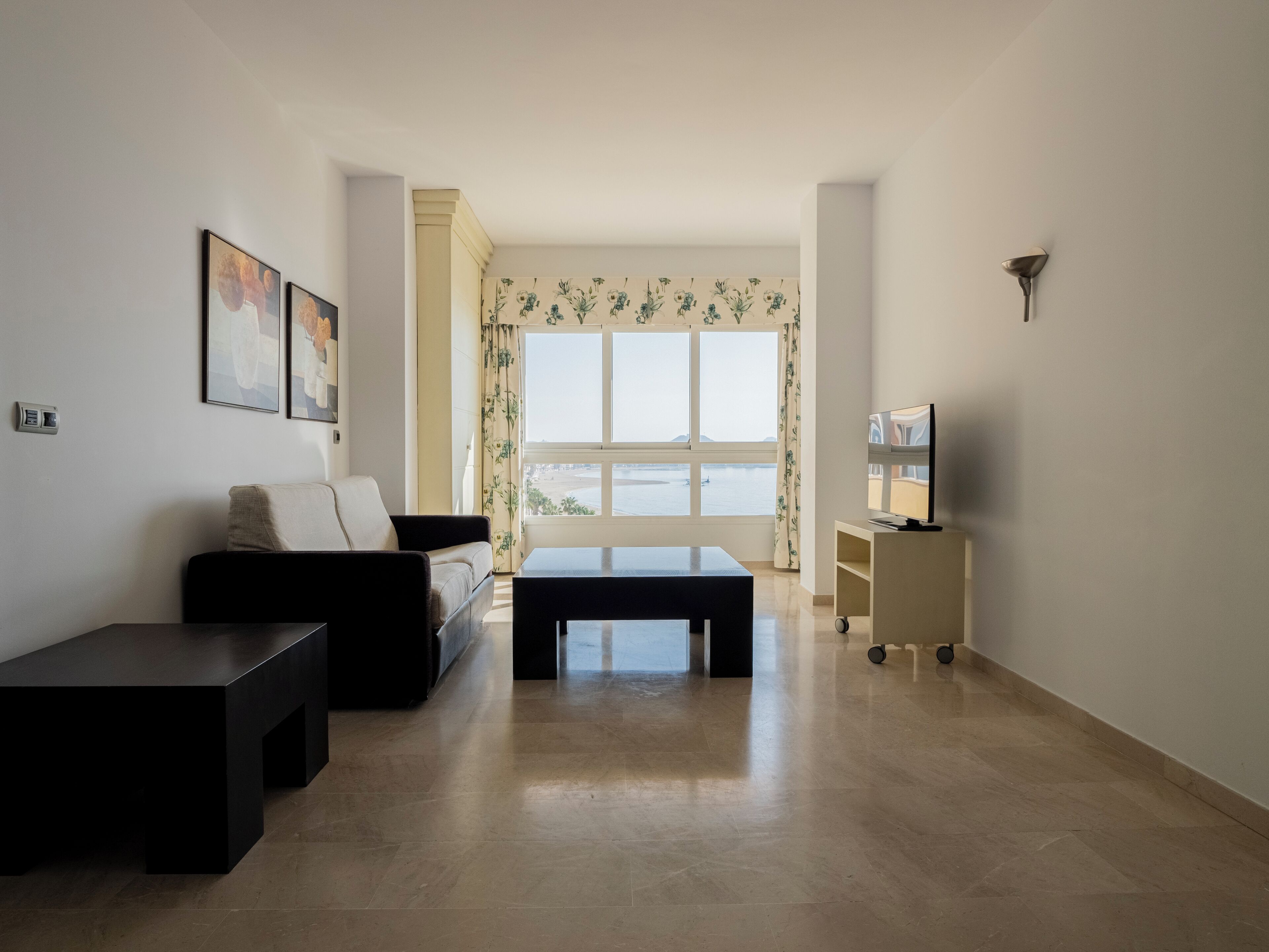 Familie suite | Woonruimte | Een 32-inch televisie met satellietzenders