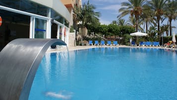 Piscine extérieure, parasols de plage, chaises longues