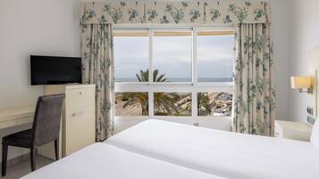 Habitación con 2 camas individuales, vistas al mar | 1 dormitorio, caja fuerte, escritorio y cortinas opacas