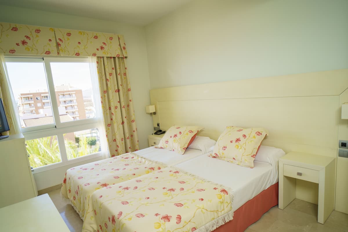 1 bedroom, in-room safe, desk, blackout curtains