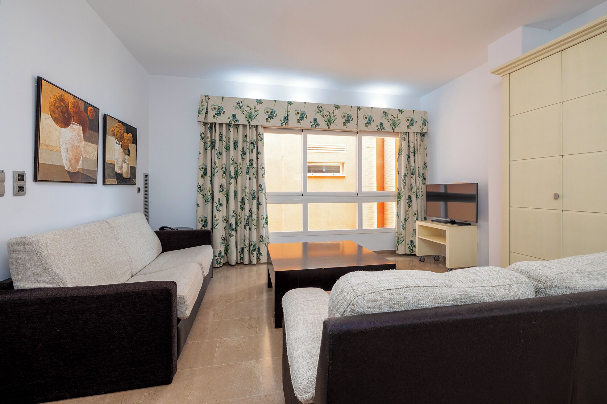 Suite, 3 habitaciones | Caja fuerte, escritorio, cortinas opacas y cunas gratuitas