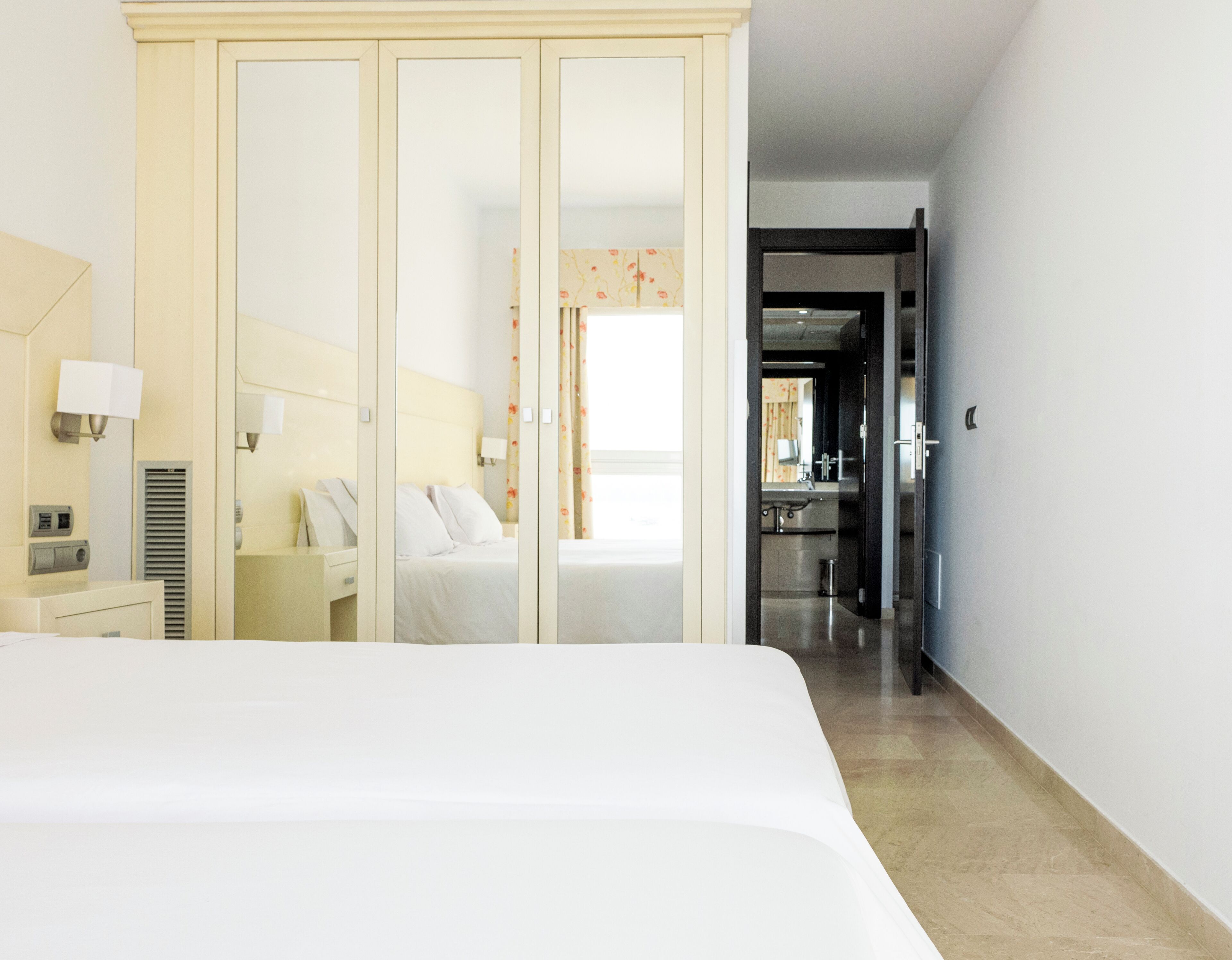 Family Junior Suite | Una cassaforte in camera, una scrivania, tende oscuranti, Wi-Fi gratuito