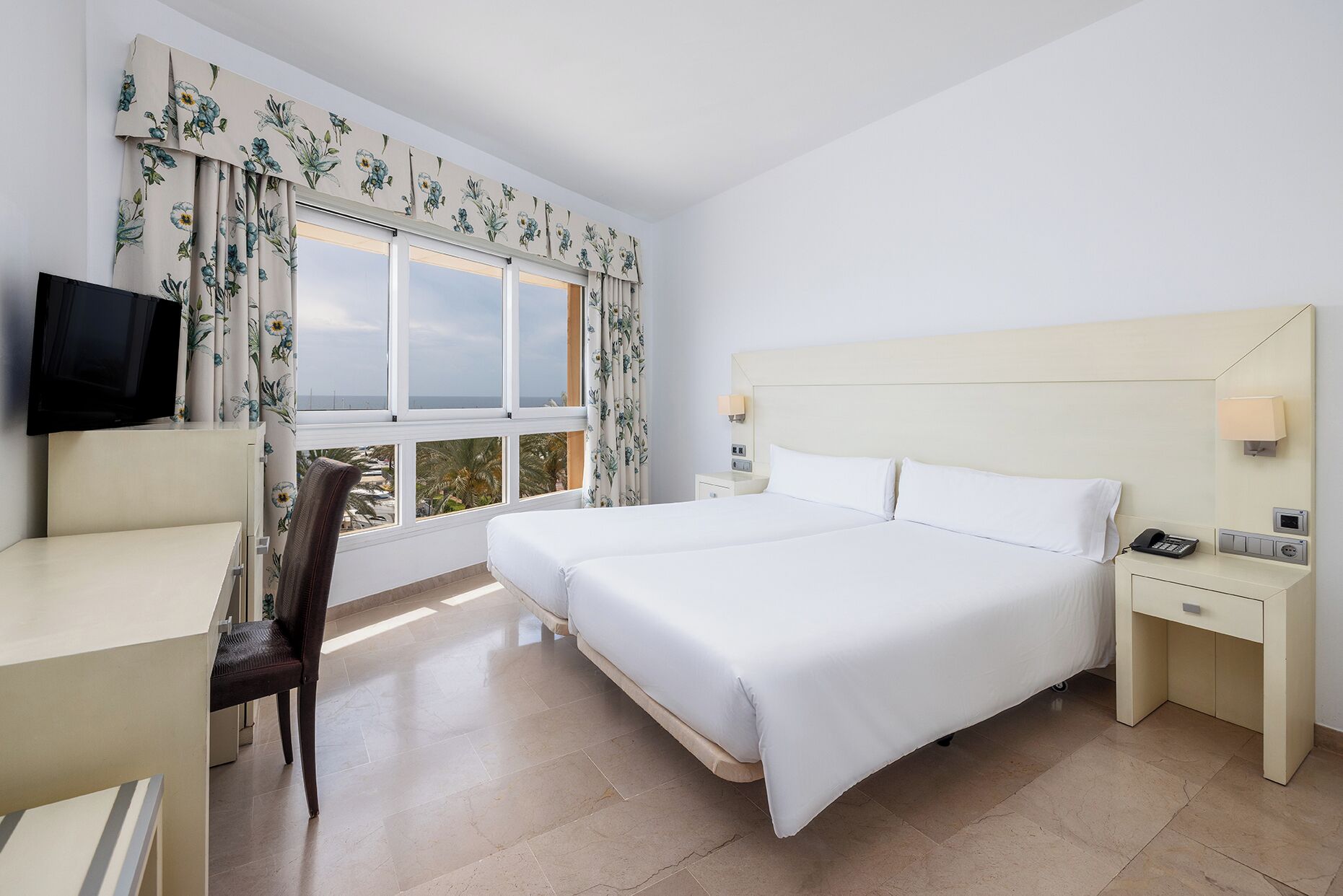 Habitación con 2 camas individuales, vistas al mar | Caja fuerte, escritorio, cortinas opacas y cunas gratuitas