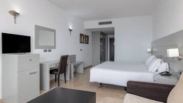 Habitación doble superior | 1 dormitorio, caja fuerte, escritorio y cortinas opacas