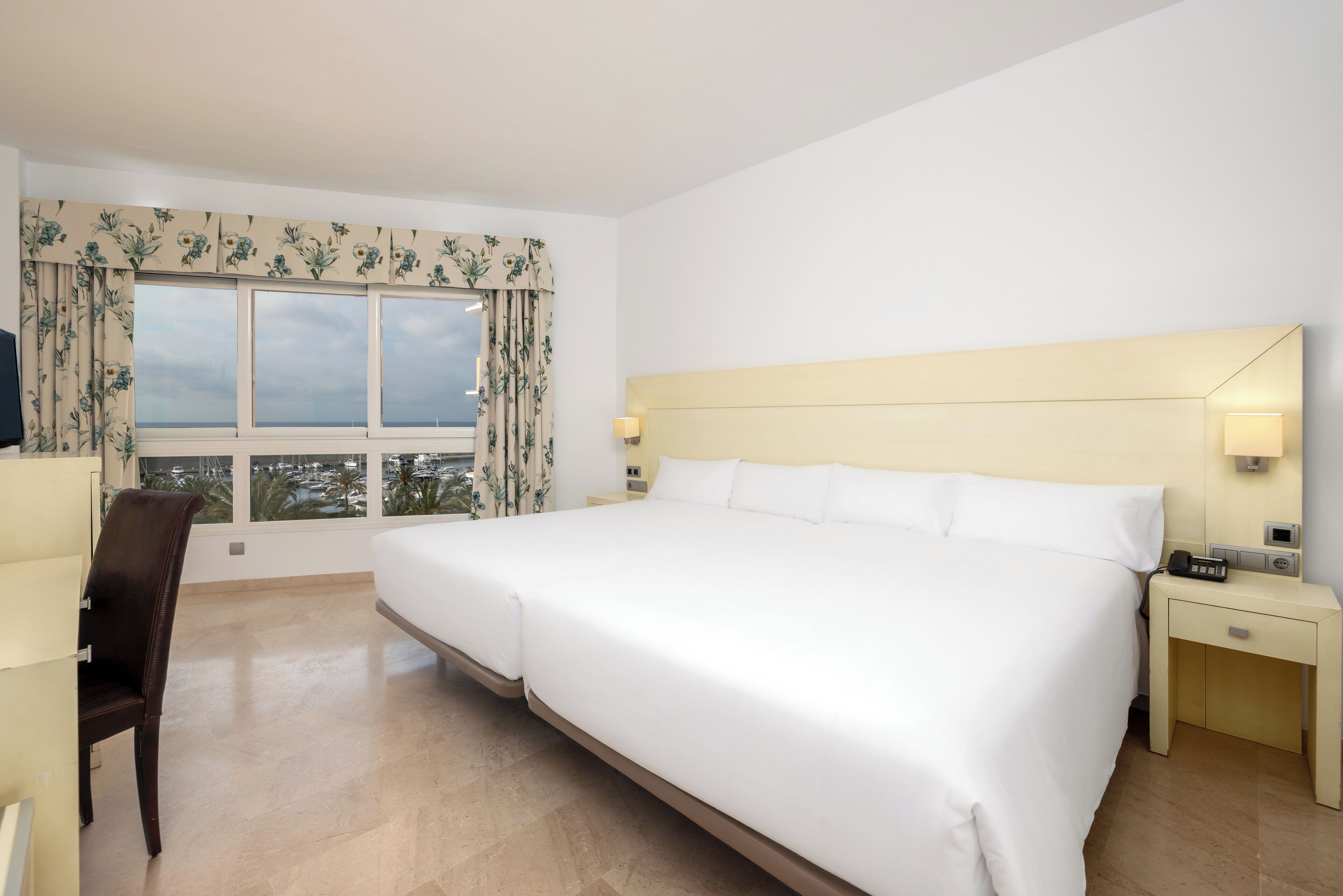 Camera familiare | Una cassaforte in camera, una scrivania, tende oscuranti, Wi-Fi gratuito