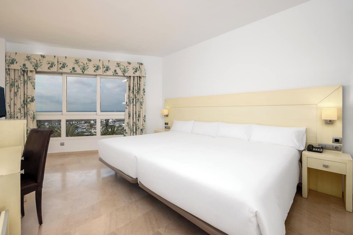 Camera familiare | Una cassaforte in camera, una scrivania, tende oscuranti, Wi-Fi gratuito