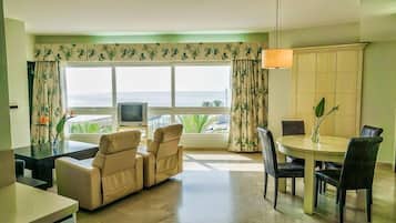 Suite, 2 habitaciones | Área de sala de estar | Televisión de 32 pulgadas con canales vía satélite